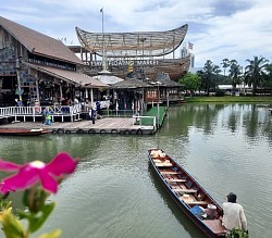 นั่งเรือพาย ชมบรรยากาศรอบๆตลาดน้ำยามเย็นๆ