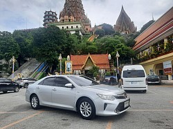 All new camry4 ที่นั่ง ซีดานนั่งสบาย เดินทางไกลสะดวกรวดเร็วปลอดภัย บริการเหมาไปต่างจังหวัด เหมาเที่ยวเหมาทัวร์ เหมาไปส่งหรือรับกลับ ราคาย่อมเยา